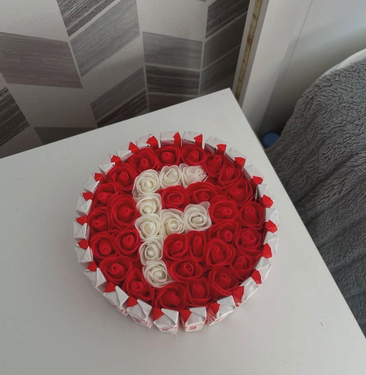 Coffret Élégance : Chocolats et Roses Éternel Personnalisée