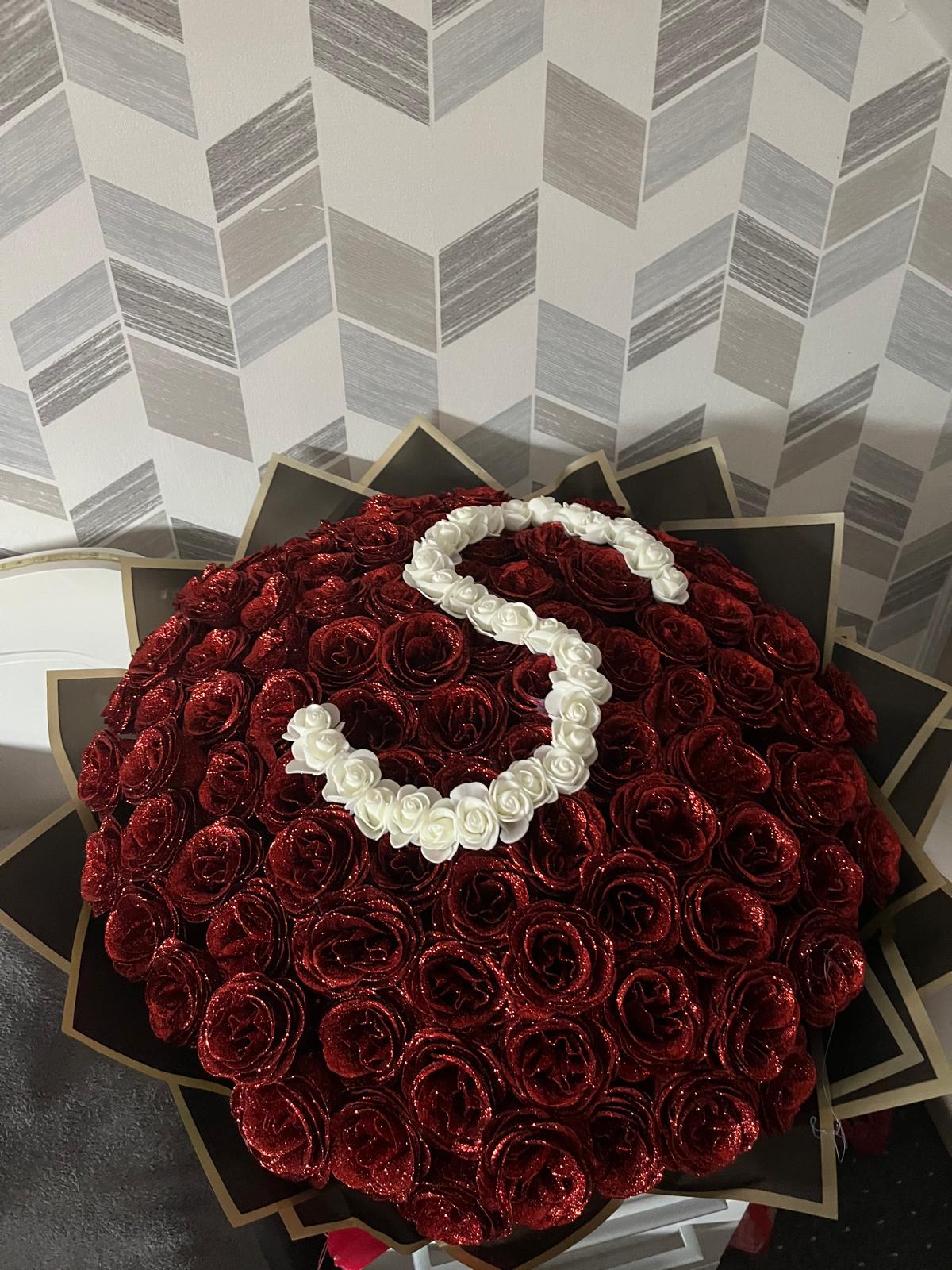 Bouquet de 100 roses éternelles - Personnalisable à la lettre