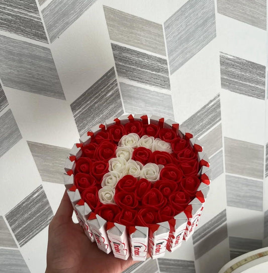 Coffret Élégance : Chocolats et Roses Éternel Personnalisée